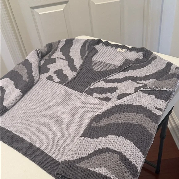 POL Charcoal & Light Gray Oversized Relaxed Boxy VNeck Sweater Medium - Picture 7 of 16